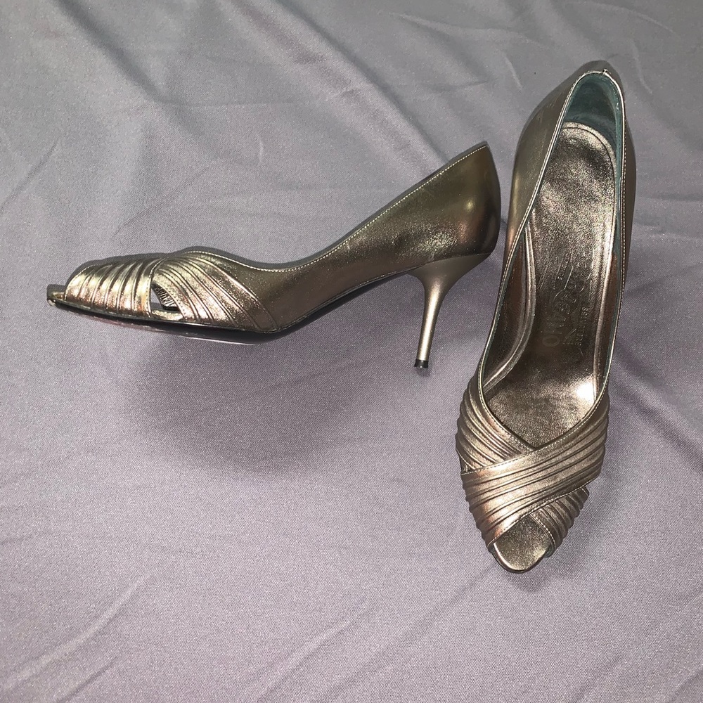 Ferragamo heels size 6 (?)